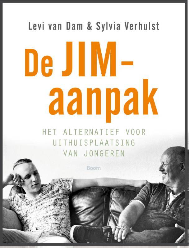 Staatssecretaris neemt het boek 'De JIM-aanpak' in ontvangst